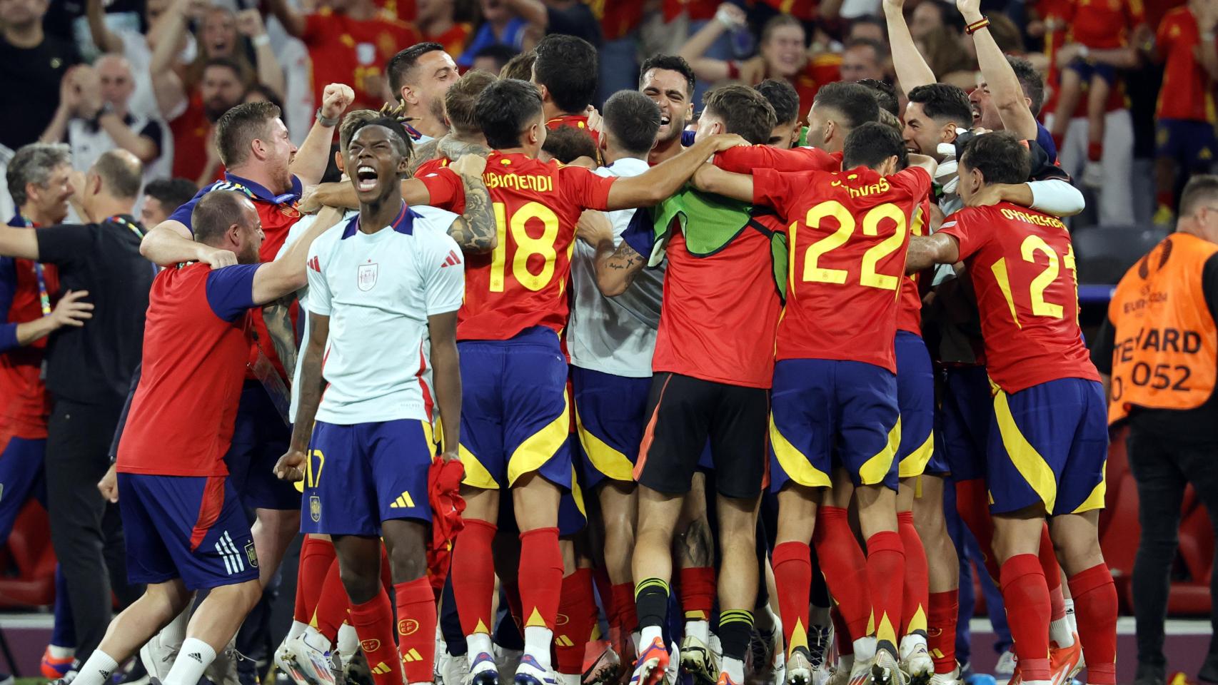 La selección española festeja el pase a la final de la Eurocopa