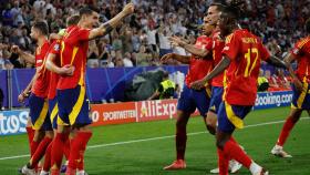 Los jugadores de la selección española celebran el gol de Dani Olmo contra Francia