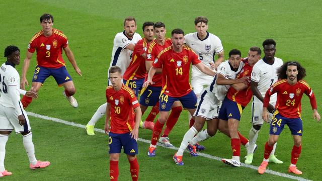 Los jugadores de España defienden un un tiro libre de Inglaterra