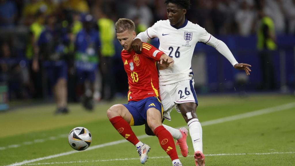 Dani Olmo protege el balón en el España-Inglaterra