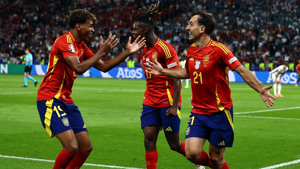 Lamine Yamal, Nico Williams y Mikel Oyarzabal celebran el gol de la victoria de España contra Inglaterra