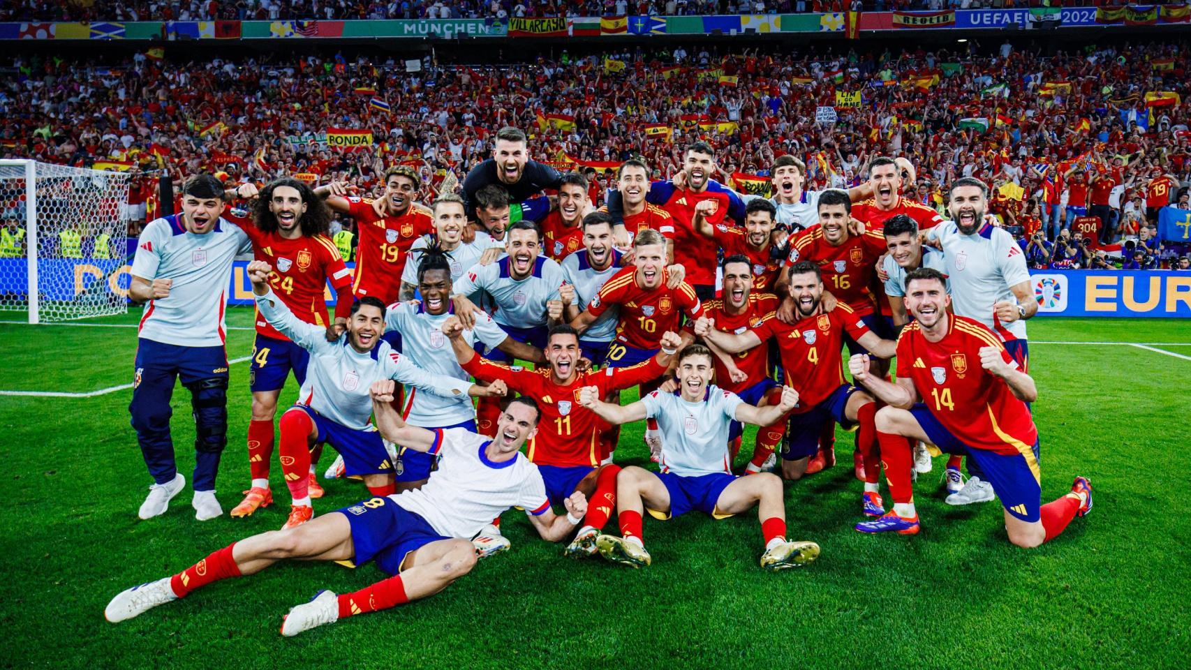 Los futbolistas de la selección de España festejan el pase a la final de la Eurocopa
