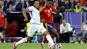 Nico Williams pugna con Jules Koundé por un balón en el España-Francia de Eurocopa