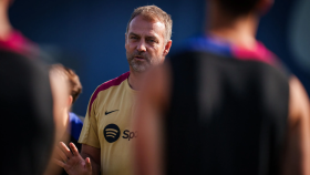 Hansi Flick dirige un entrenamiento del Barça en la primera semana de pretemporada