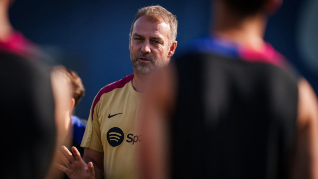 Hansi Flick dirige un entrenamiento del Barça en la primera semana de pretemporada