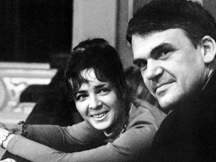 Kundera junto a su esposa, Vera