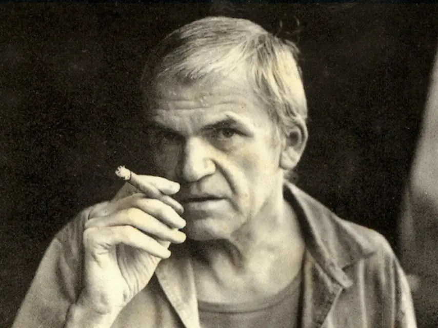 Milan Kundera, fumando