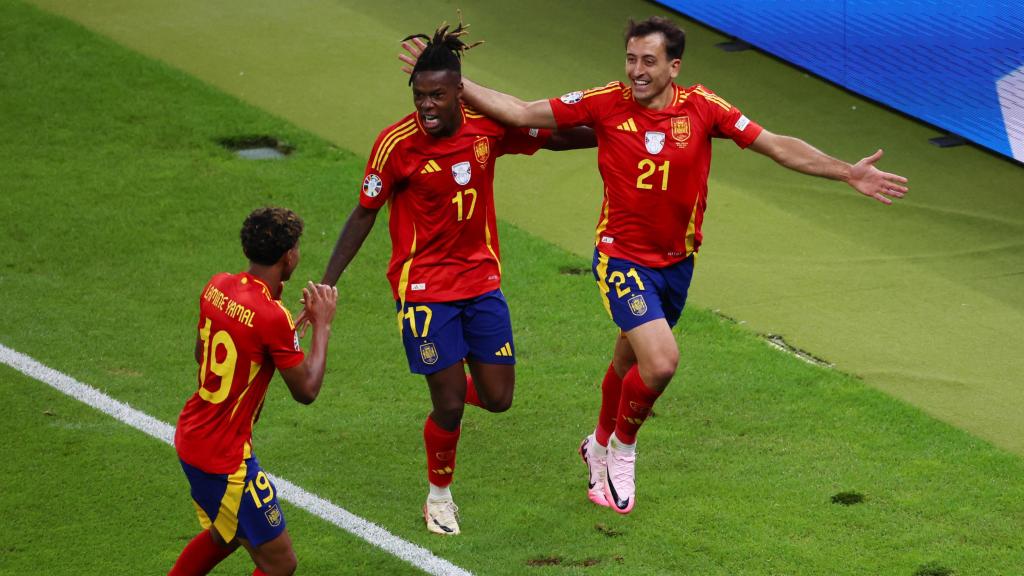 Oyarzabal, Nico Williams y Lamine Yamal festejan el gol de la victoria de España contra Inglaterra
