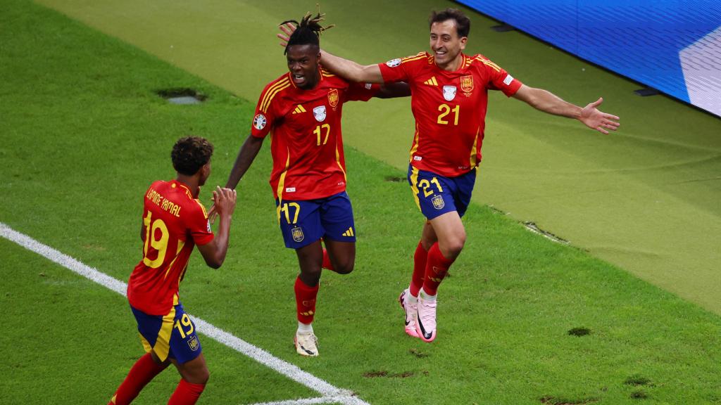 Oyarzabal, Nico Williams y Lamine Yamal festejan el gol de la victoria de España contra Inglaterra