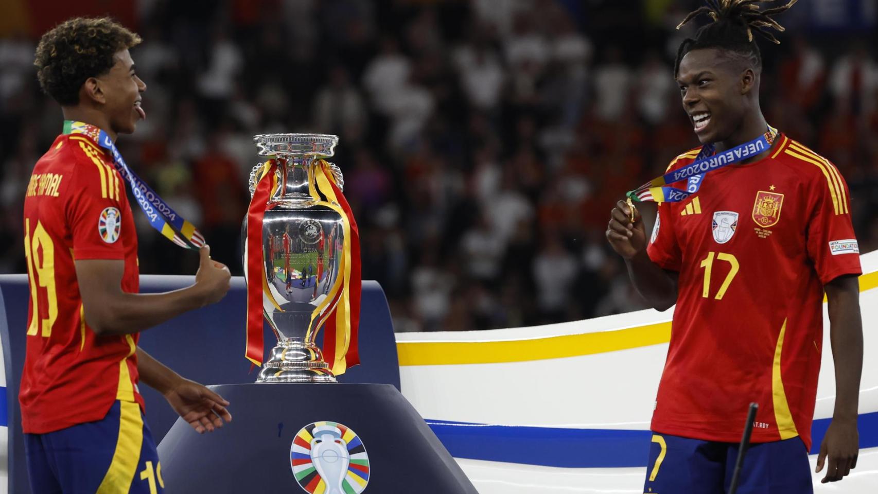 Nico Williams y Lamine Yamal posan junto a su primera Eurocopa