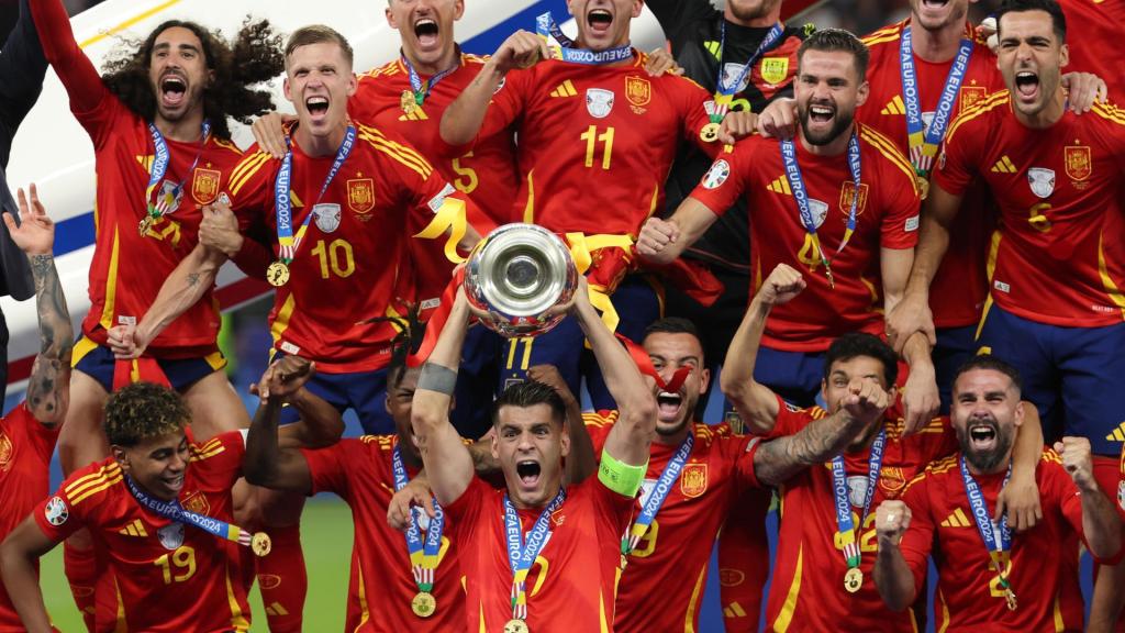 Morata levanta la Eurocopa 2024 de España; Dani Olmo, junto a Cucurella; Lamine, junto a Nico; todos celebran el triunfo