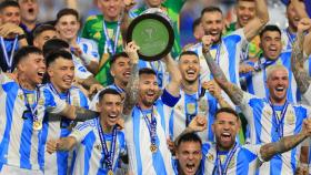 Leo Messi levanta la Copa América conquistada por Argentina en Miami