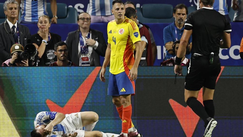 Leo Messi se duele por un golpe con Santiago Arias en la final de la Copa América