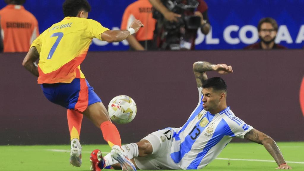 Luis Díaz intenta superar a Cristian Romero en la final de la Copa América