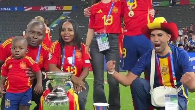 Lamine Yamal, acompañado de su familia y su novia, en la celebración de la Eurocopa 2024