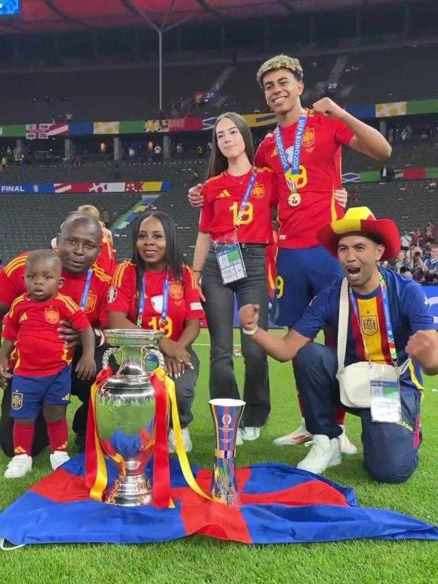 Lamine Yamal, acompañado de su familia y su novia, en la celebración de la Eurocopa 2024