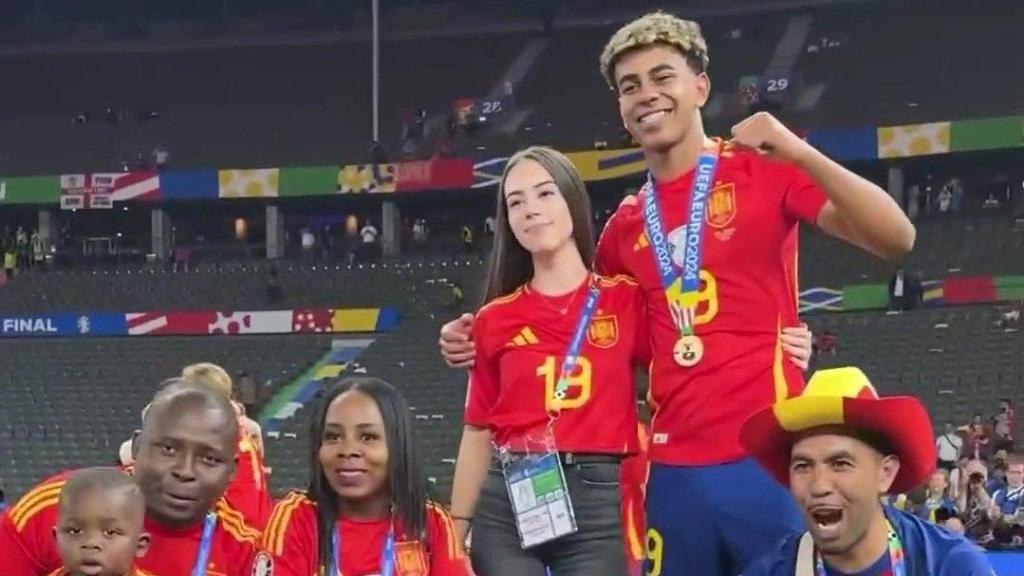 Los padres de Lamine Yamal, en la celebración de la Eurocopa 2024