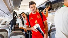 Rodri Hernández, con el trofeo de MVP de la Eurocopa, en el aterrizaje a Madrid