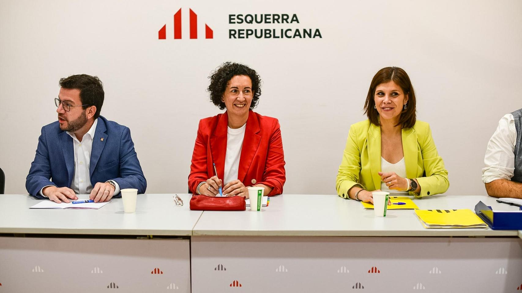 (I-D): El presidente de la Generalitat en funciones, Pere Aragonès; la secretaria general de ERC, Marta Rovira; y la portavoz en el Parlament, Marta Vilalta, en una imagen de archivo