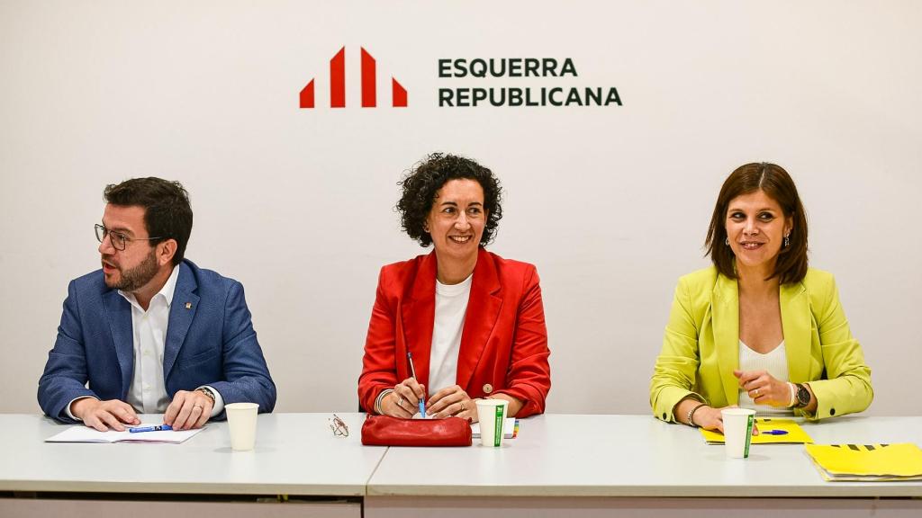 (I-D): El presidente de la Generalitat en funciones, Pere Aragonès; la secretaria general de ERC, Marta Rovira; y la portavoz en el Parlament, Marta Vilalta