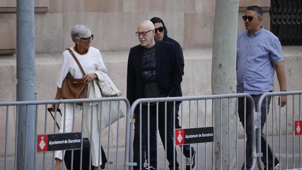 El productor televisivo Josep Maria Mainat (1d) y su abogada Olga Tubau, llegan a un juicio en la Sección 20 de la Audiencia de Barcelona