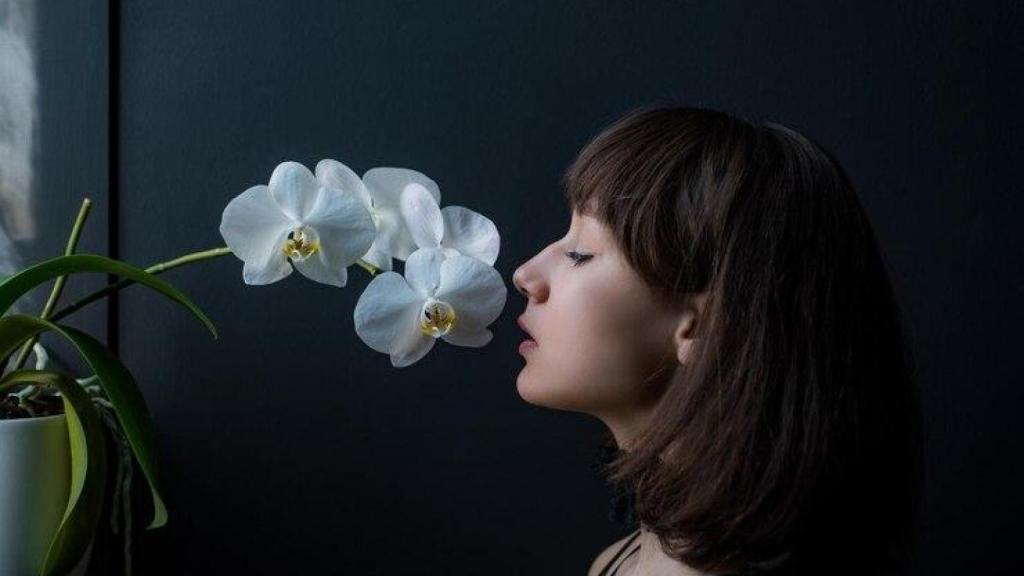 Mujer con una orquídea