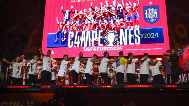 Los jugadores de la selección española celebran el título de la Eurocopa en Cibeles