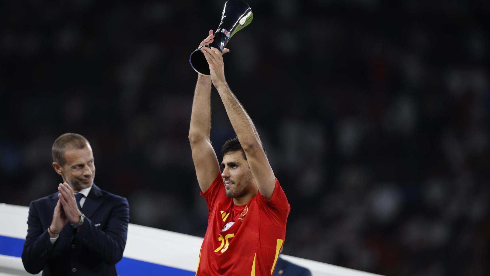 Rodri Hernández recibe el premio MVP de la Eurocopa