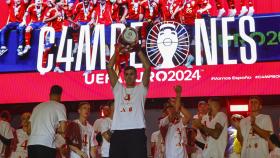 Rodri Hernández levanta el trofeo de la Eurocopa en Cibeles