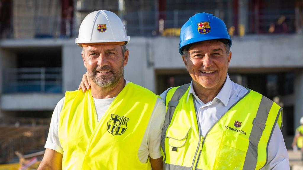 Joan Laporta, junto a Hansi Flick, en las obras del nuevo Camp Nou