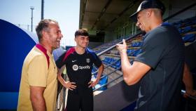 Hansi Flick conversa con Pedri y Ronald Araujo en la Ciutat Esportiva