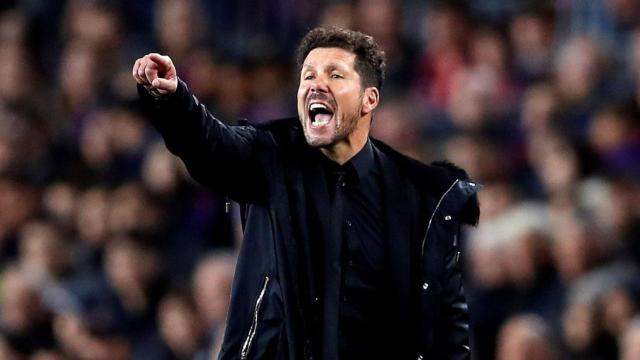 Simeone da indicaciones a sus jugadores en un partido contra el Barça