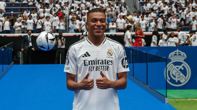 Kylian Mbappé posa como nuevo jugador del Real Madrid