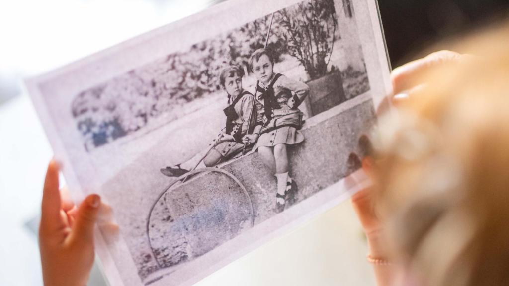 Una niña contempla una foto de dos de las hijas de Eusebi Güell e Isabel López, Isabel y Maria Lluïsa