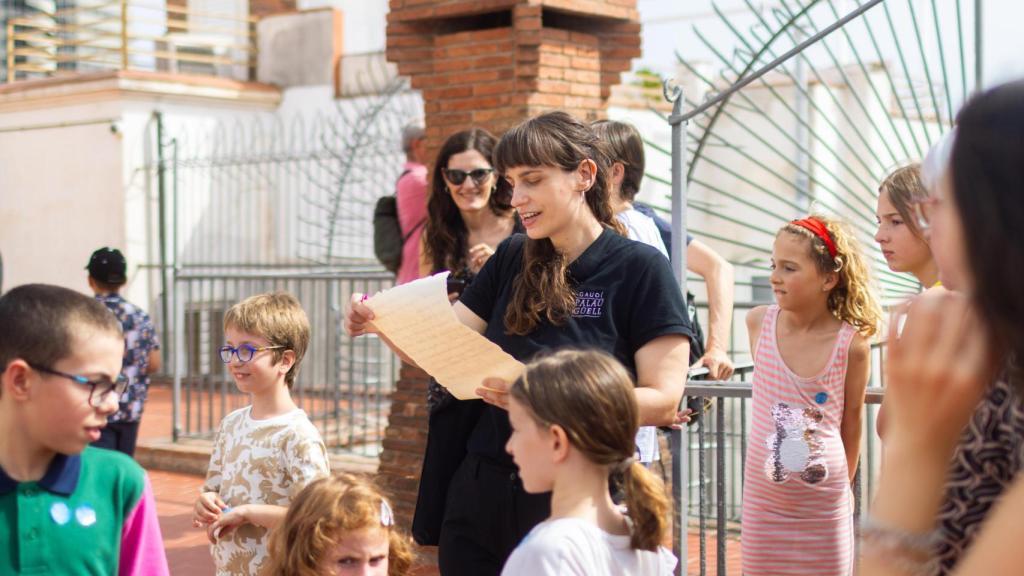 La guía-educadora lee uno de los pergaminos hallados en la azotea