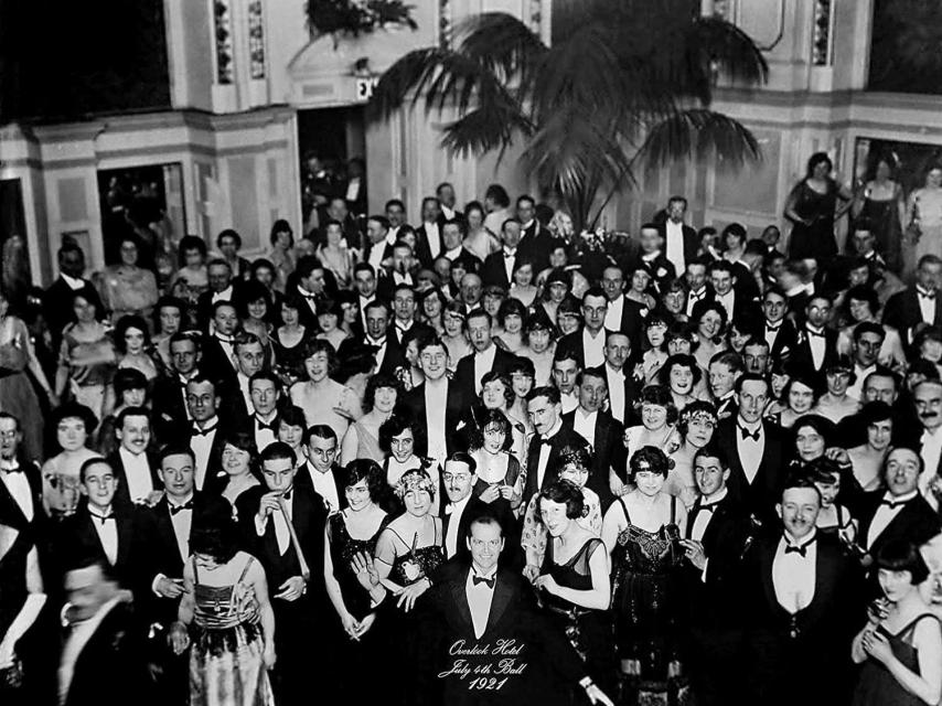 Imagen de la fiesta celebrada en el Overlook Hotel