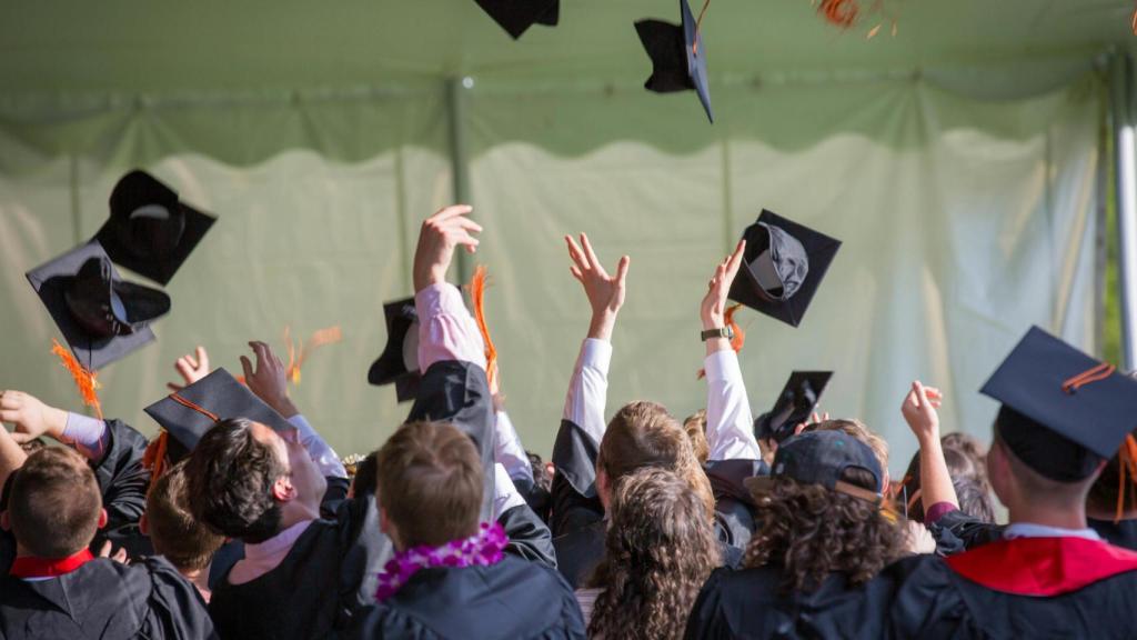 Gente graduándose