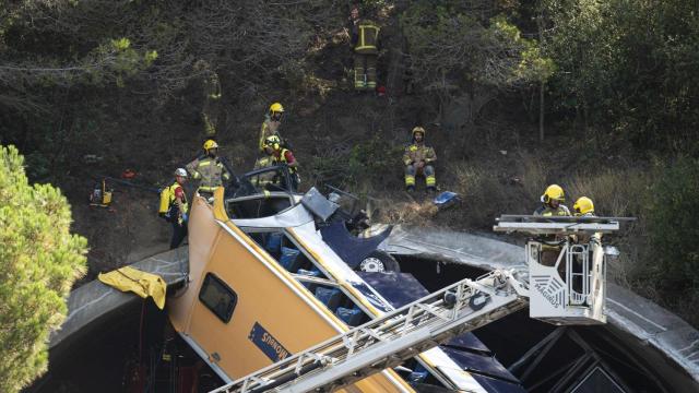 El espectacular accidente del autobús de la C-32, en imágenes