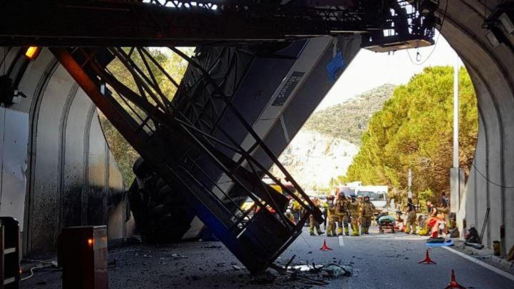 El espectacular accidente del autobús de la C-32, en imágenes