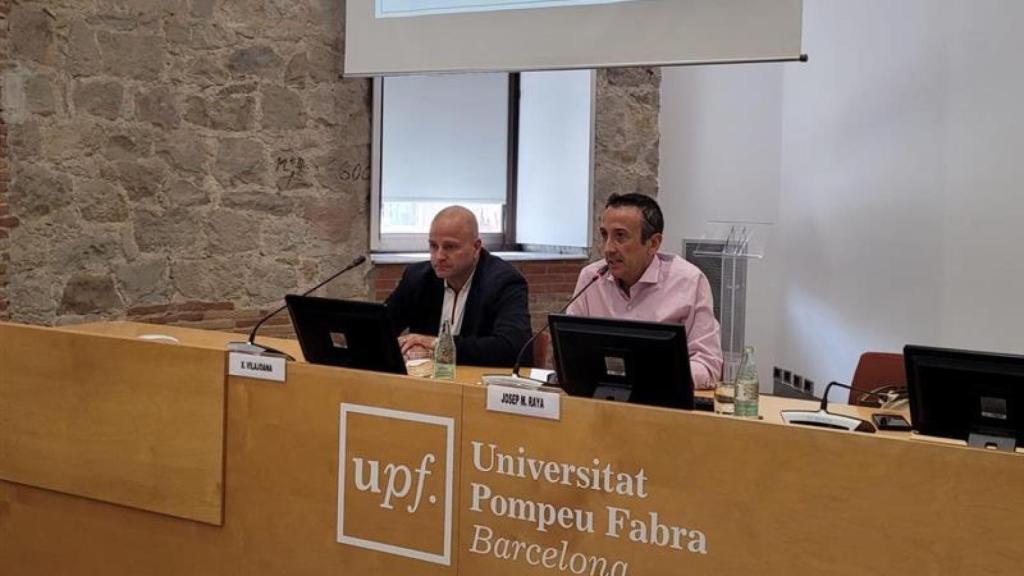 El presidente de APCE, Xavier Vilajoana y el director de la Cátedra de la UPF y coautor del estudio, Josep Maria Raya