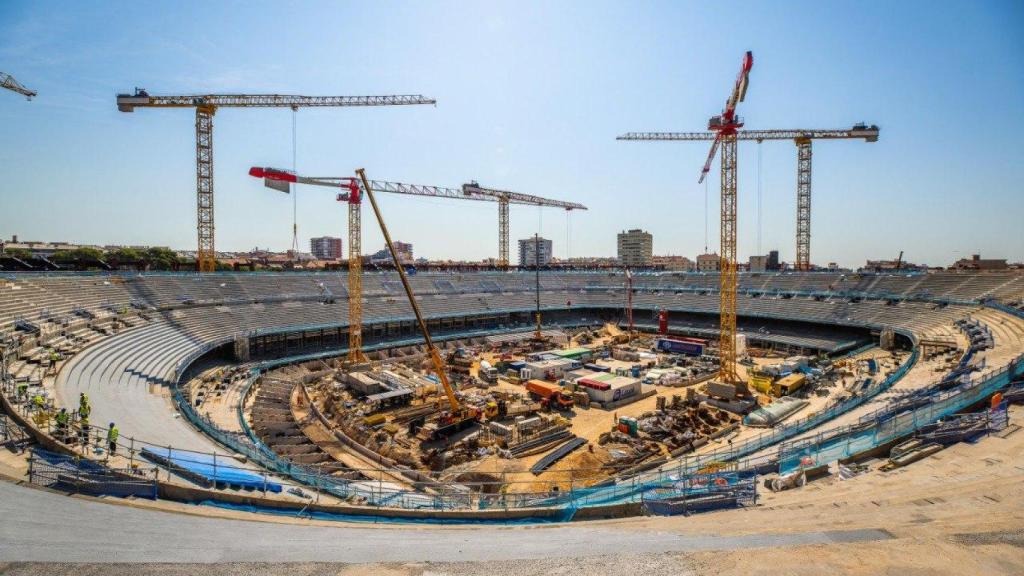 Obras del nuevo Camp Nou sin la tercera gradería, ya derribada
