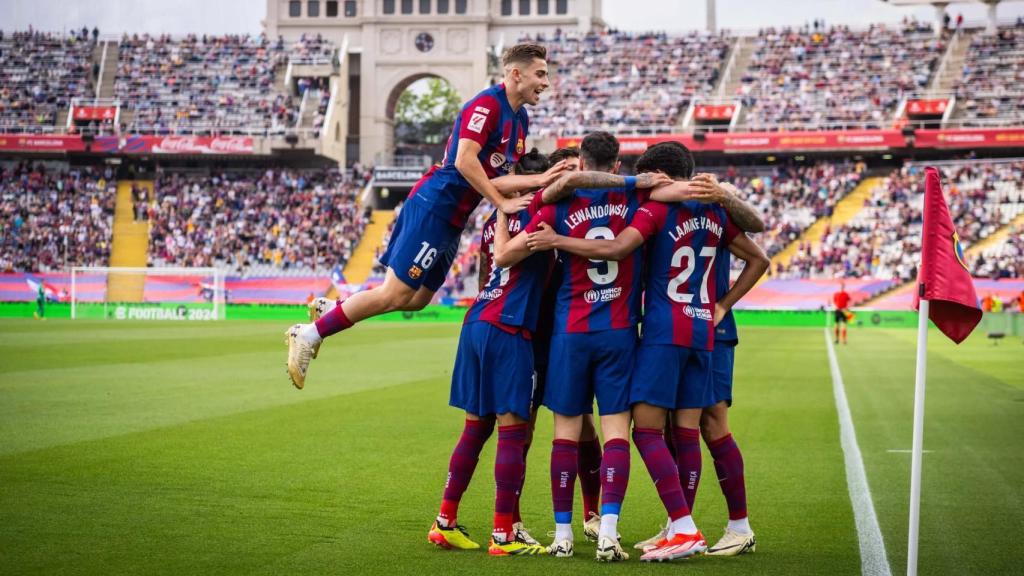 Los jugadores del Barça celebran una victoria en Montjuïc