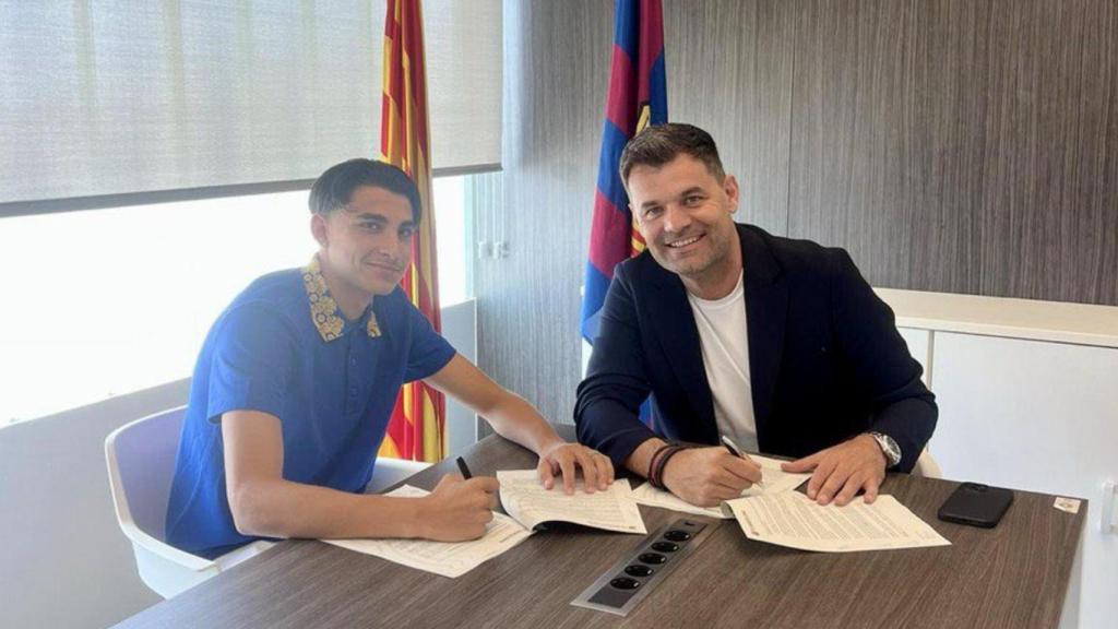 Toni Fernández, junto a Joan Soler, en la firma de su nuevo contrato con el Barça