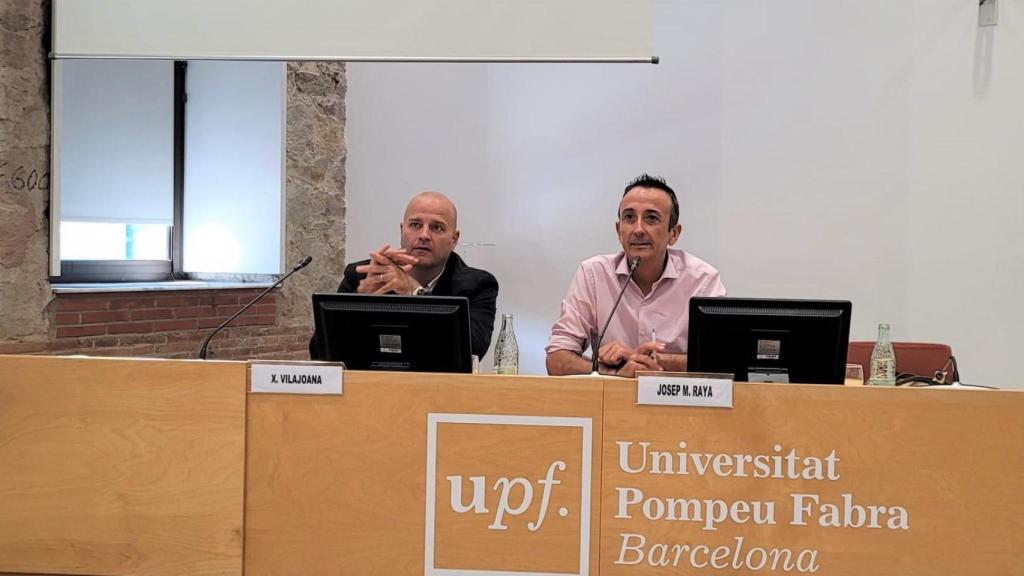 Xavier Vilajoana (APCE) y el profesor Josep Maria Raya (UPF), en la presentación de la Cátedra 'Vivienda y futuro'