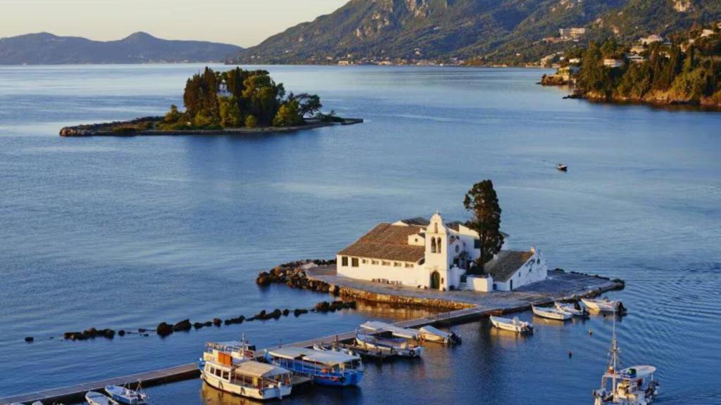 Monasterio de Panagia Vlacherna, en la bahía de Corfú (Grecia).