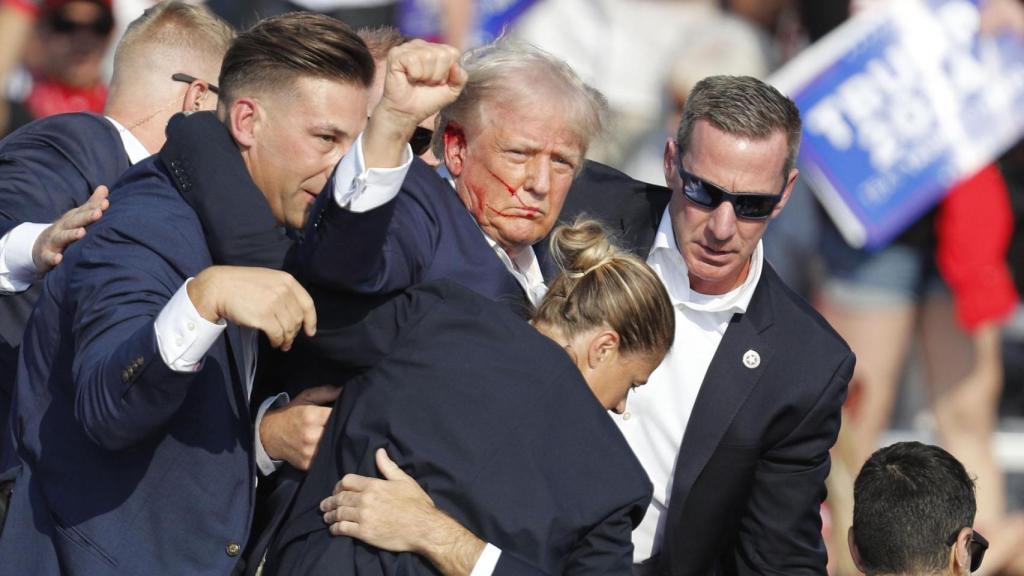 Donald Trump, ensangrentado y con el puño en alto tras sufrir un atentado