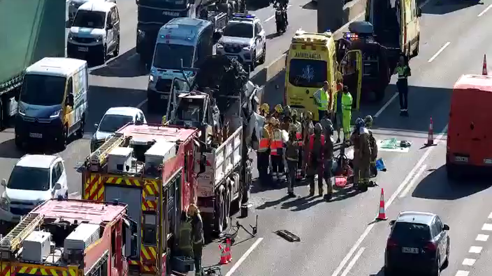 Un choque entre dos camiones deja un conductor atrapado y provoca el caos en la AP-7