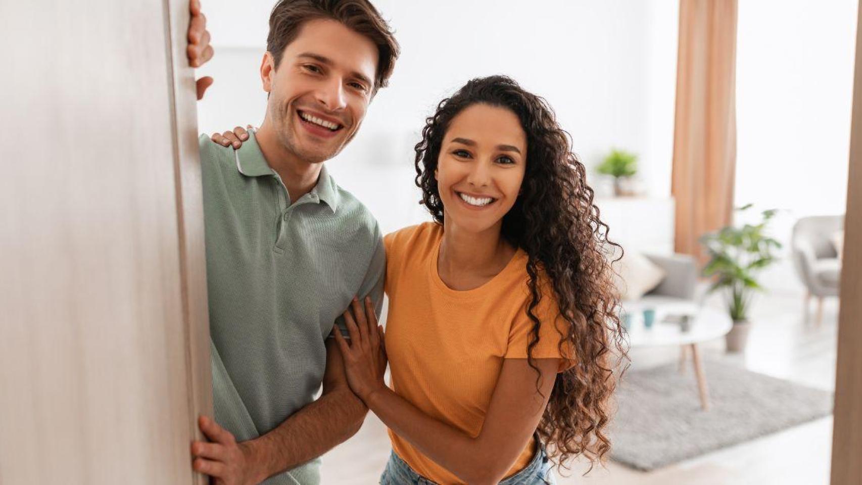 Una pareja feliz por estrenar vivienda | CANVA