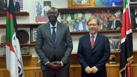 El presidente de la Cámara de Comercio, Josep Santacreu, y el presidente de la Cámara Nacional de Comercio e Industria de Kenia, Erick Rutto
