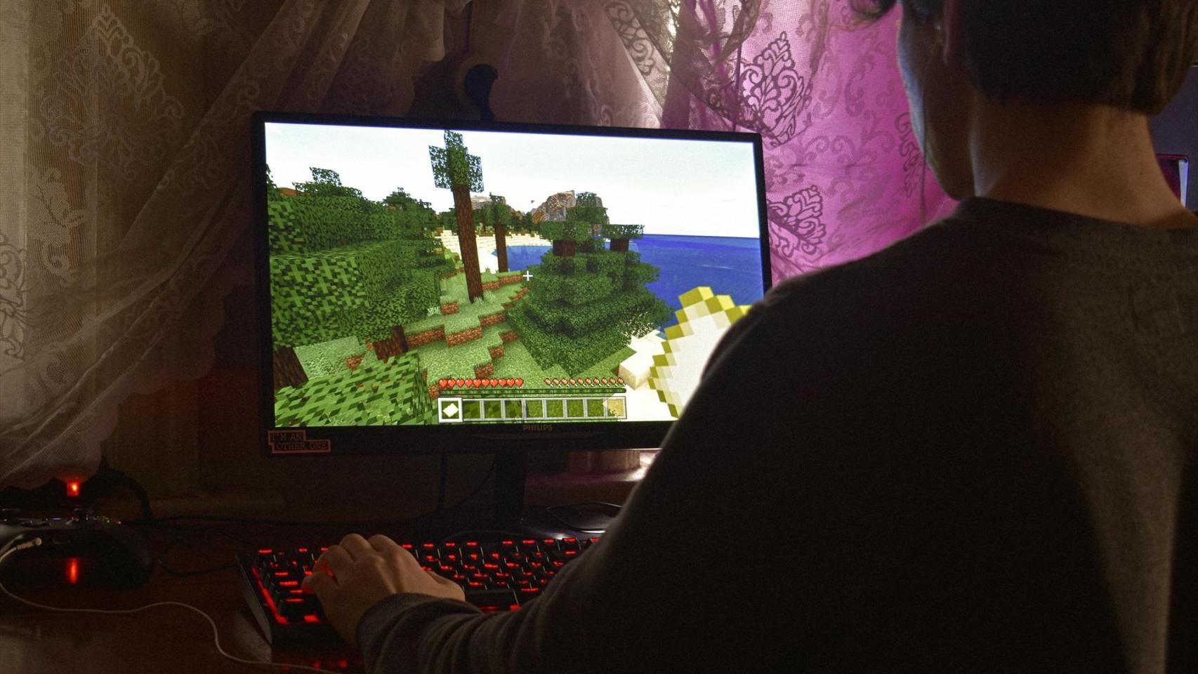 Una persona jugando a un videojuego en PC